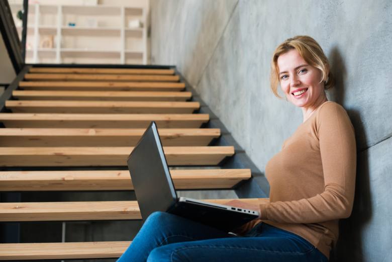 От freelancer към агенция: стъпки за растеж в споделена среда